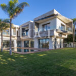 Signature Moderne: Villa de 916 m² avec Cinéma 4K et Hammam